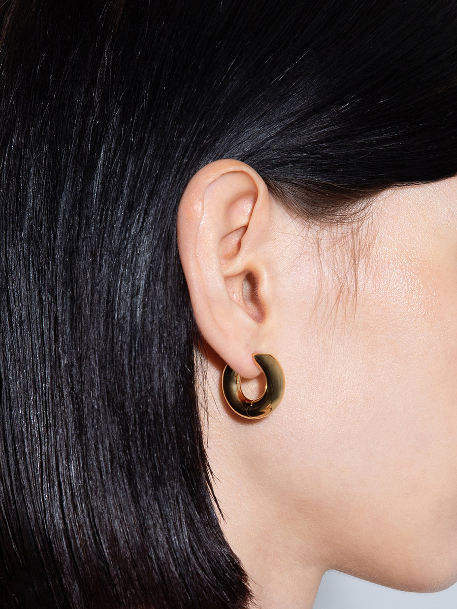 Aeyde | Alaya Medium 18kt Gold-Plated Hoop Earrings for Women | Luxury Materials | Handmade in Italy | On Model [x=50,y=50]