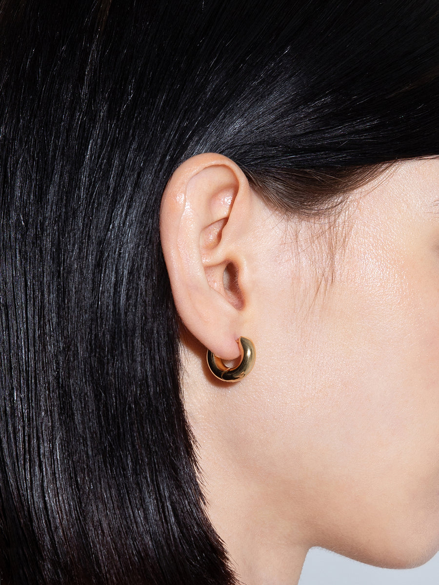 Aeyde | Alaya Small 18kt Gold-Plated Hoop Earrings for Women | Luxury Materials | Handmade in Italy | On Model [x=50,y=50]
