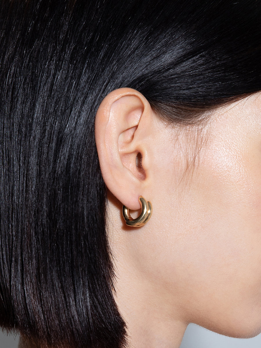 Aeyde | Clyde 18kt Gold-Plated Hoop Earrings for Women | Luxury Materials | Handmade in Italy | On Model [x=50,y=50]