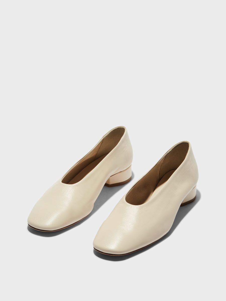 Aeyde | Delia Leather Flats for Women | Creamy Nappa | Round Toe | Low Heel | On Feet