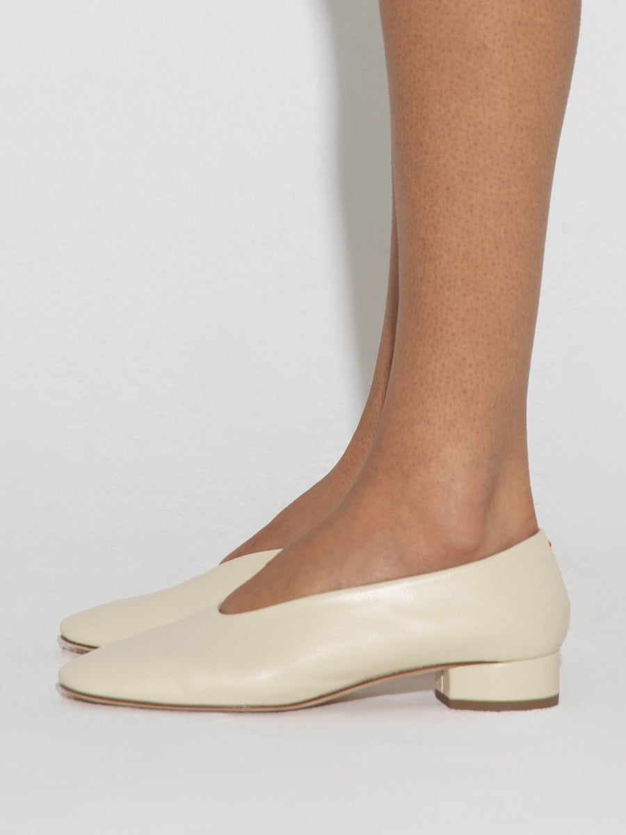 Aeyde | Delia Leather Flats for Women | Creamy Nappa | Round Toe | Low Heel | How to Style