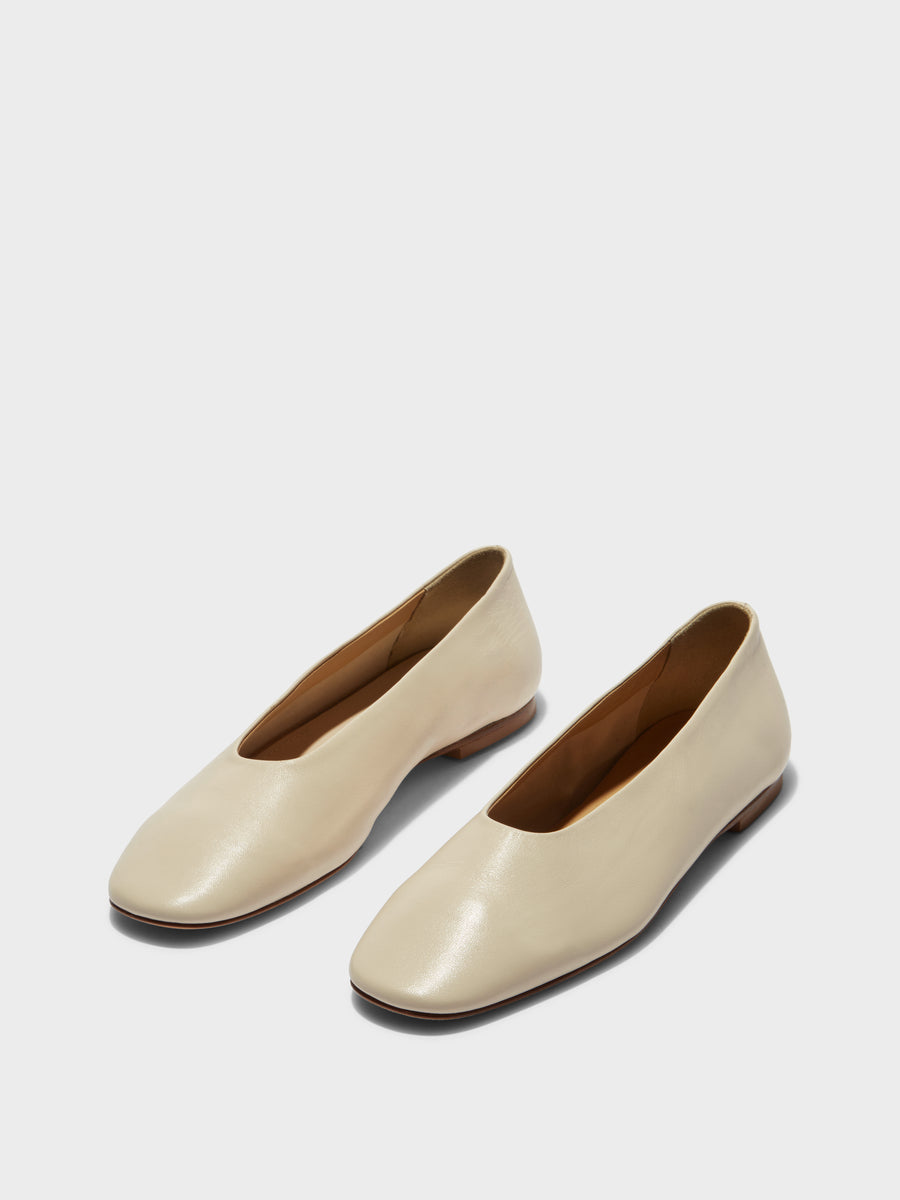 Aeyde | Kirsten Leather Flats for Women | Creamy Nappa | Round Toe | Flat Heel | On Feet